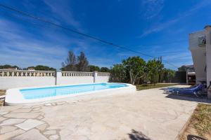 Bazén v ubytování INNOUTHOME Casa Familiar con Piscina y Jardín Av 3 Calas nebo v jeho okolí