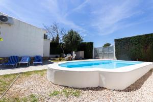 Bazén v ubytování INNOUTHOME Casa Familiar con Piscina y Jardín Av 3 Calas nebo v jeho okolí