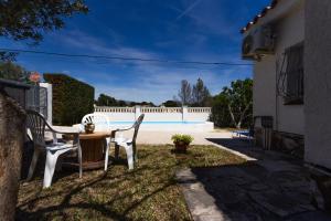 Bazén v ubytování INNOUTHOME Casa Familiar con Piscina y Jardín Av 3 Calas nebo v jeho okolí