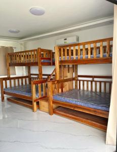 een kamer met 2 stapelbedden in een kamer bij Jacobs Makiling Lakeview Resort in Los Baños