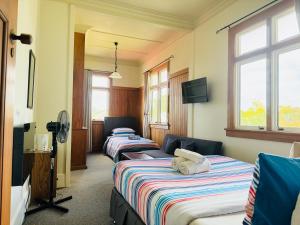 uma fila de três camas num quarto em Penmarric House - Self Check-in em Cambridge