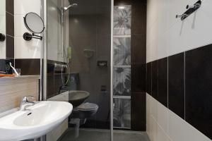 een badkamer met een wastafel, een toilet en een douche bij Kyriad Marseille Palais Des Congrès – Vélodrome in Marseille