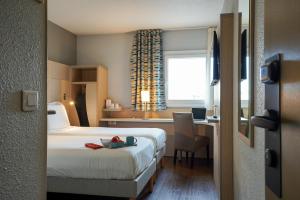 een hotelkamer met een bed en een bureau bij Kyriad Marseille Palais Des Congrès – Vélodrome in Marseille
