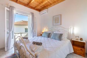 Postel nebo postele na pokoji v ubytování Euterpe's house CORFU