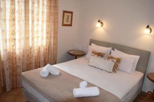 ein Schlafzimmer mit einem Bett mit zwei Handtüchern darauf in der Unterkunft Nicola's House with private parking in Kavala