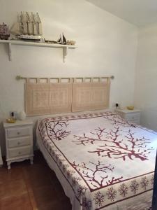ein Schlafzimmer mit einem Bett im Baumdesign in der Unterkunft Casa Gaia comoda e accogliente in Costa Paradiso