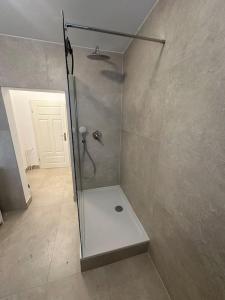 a shower with a glass door in a bathroom at LiT LiVING: Luxury - Box Spring - große Terrasse - bbq - sagenhafte Aussicht in Weinheim