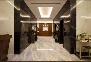 una hall con un ampio corridoio con una hall di فندق ليان بارك Lian Park Hotel a Al Khobar