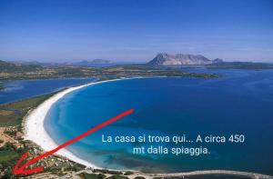- une vue aérienne sur une plage avec une flèche rouge dans l'établissement Appartamento da Francesco Villaggio degli Ulivi San Teodoro, à San Teodoro