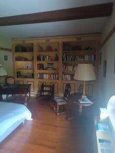 ein Wohnzimmer mit einem Bett und einem Tisch mit einer Lampe in der Unterkunft Chambres d'hôtes Le Moulin Juste Ambierle - Loire in Ambierle