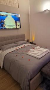 1 dormitorio con 1 cama con pétalos de rosa rojo en La Dimora di Venere, en Castellana Grotte