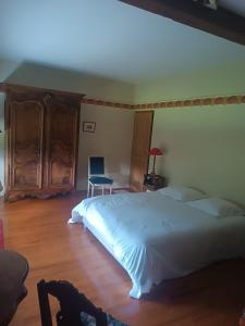 Posteľ alebo postele v izbe v ubytovaní Chambres d'hôtes Le Moulin Juste Ambierle - Loire