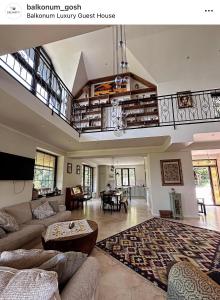 ein großes Wohnzimmer mit einem Sofa und einem Tisch in der Unterkunft Balkonum Luxury Guest House in Gosh