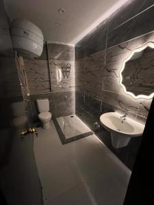 ein Bad mit einem Waschbecken und einem WC in der Unterkunft بورتو السخنه -Hotel Porto vib in Ain Suchna