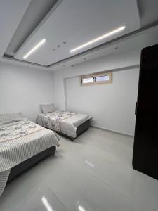 Ένα ή περισσότερα κρεβάτια σε δωμάτιο στο بورتو السخنه -Hotel Porto vib
