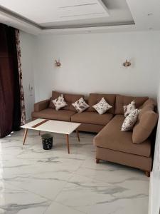 ein Wohnzimmer mit einem Sofa und einem Couchtisch in der Unterkunft بورتو السخنه -Hotel Porto vib in Ain Suchna