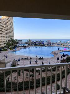 艾因蘇赫納的住宿－بورتو السخنه -Hotel Porto vib，阳台享有大型游泳池的景致。