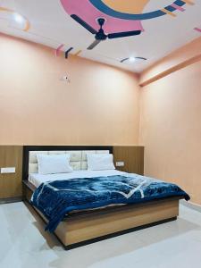 Ένα ή περισσότερα κρεβάτια σε δωμάτιο στο Raghukul Hotel Near Ram Mandir