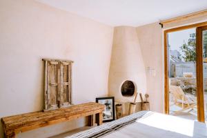 a bedroom with a bed and a mirror on the wall at Villa Madame Babouche, chambre Tinhinan, SdB privative in Oulad el Madani