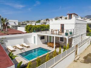 una casa con piscina e balcone di Traditional Seaside Stone Villa with Private Pool a Bodrum City