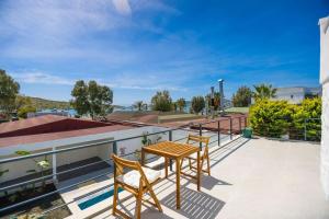 patio con 2 sedie e tavolo sul tetto di Traditional Seaside Stone Villa with Private Pool a Bodrum City