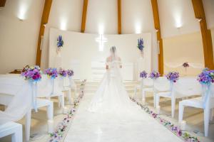 Una novia caminando por el pasillo en su boda en Yokote Central Hotel, en Yokote