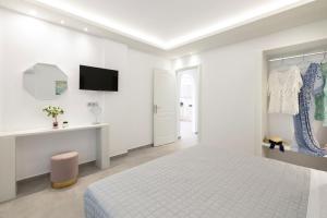TV a/nebo společenská místnost v ubytování Windmillside Luxury Villas