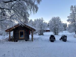 Gemütliche Blockhütte mit Sauna under vintern