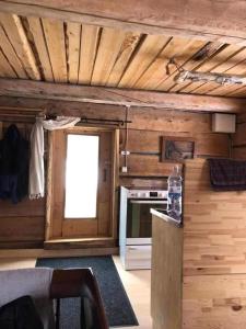 Ett kök eller pentry på Gemütliche Blockhütte mit Sauna