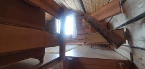 Palanda nebo palandy na pokoji v ubytování Gemütliche Blockhütte mit Außentoilette und Badezimmer im Haupthaus + 24 fotografií