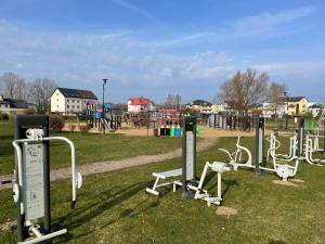 park z placem zabaw z urządzeniami na trawie w obiekcie Natural Mielno w mieście Mielno +35 zdjęć