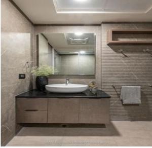 La salle de bains est pourvue d'un lavabo et d'un miroir. dans l'établissement Tourist Haven Guesthouse, Islamabad, à Islamabad