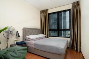 ein Schlafzimmer mit einem Bett und einem großen Fenster in der Unterkunft Homestay I City Cantik Tenang Wifi 4k Smart TV Netflix Coway Free Parking in Shah Alam