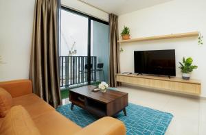 ein Wohnzimmer mit einem Sofa und einem TV in der Unterkunft Homestay I City Cantik Tenang Wifi 4k Smart TV Netflix Coway Free Parking in Shah Alam