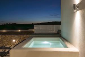 Bazén v ubytování Windmillside Luxury Villas nebo v jeho okolí