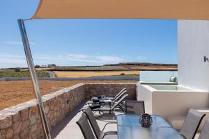 Balkón nebo terasa v ubytování Windmillside Luxury Villas