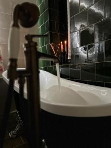 - Baño con lavamanos y grifo en Balkonum Luxury Guest House, en Gosh