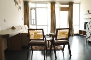 een woonkamer met 2 stoelen en een tafel bij Bir Valley Retreat in Bir