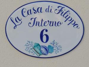 תעודה, פרס, שלט או מסמך אחר המוצג ב-La Casa di Filippo