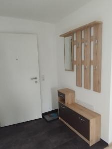 Cette chambre comprend un banc en bois et un miroir. dans l'établissement Haus Abendrot, à Dornbirn