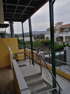 una vista desde el balcón de una casa en Serafi Cozy Rooms en Archangelos