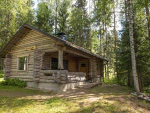 a log cabin in the middle of a forest at Seiväslahti in Keuruu