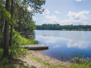 un muelle a orillas de un lago con árboles en Seiväslahti en Keuruu