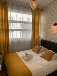 1 dormitorio con 1 cama grande y toallas. en 115 - Urban Vuitton Saint Denis en París