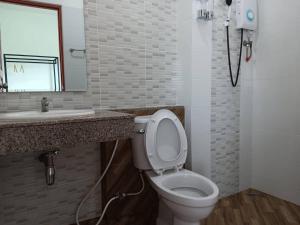 ナラーティワートにあるโรงแรมนราพัตราのバスルーム(トイレ、洗面台、鏡付)