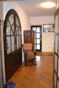 una stanza vuota con una sedia e una porta di Apartman Gluhović a Sombor
