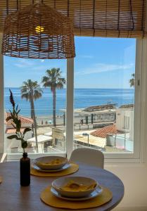 uma mesa de jantar com vista para a praia em Apartment Avril by Spain2home em Torrox Costa