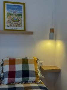 uma almofada numa cama com uma fotografia na parede em Apartment Avril by Spain2home em Torrox Costa