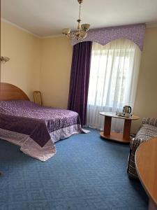 - une chambre avec un lit violet et une fenêtre dans l'établissement Отель Ак Булак, à Borovoe