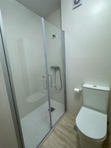 uma casa de banho com um WC e uma cabina de duche em vidro. em Apartment Avril by Spain2home em Torrox Costa